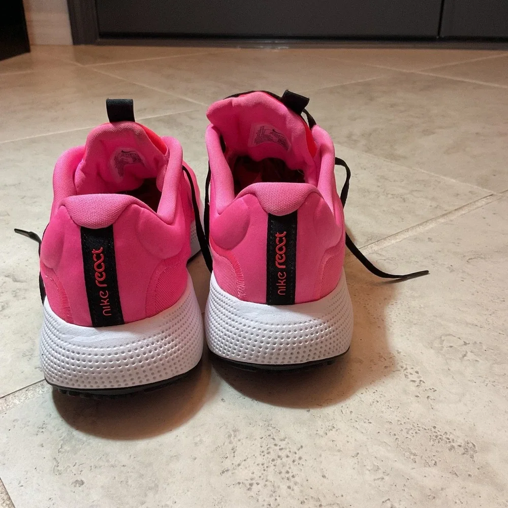 Size 10 Women Nike React Escape Run Pink Glow 2021